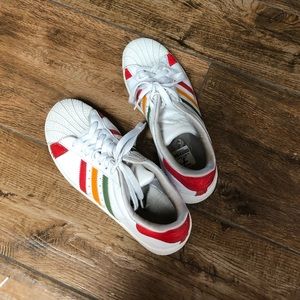 men size 5 womens 6.5, fits me fine & im a size7.5